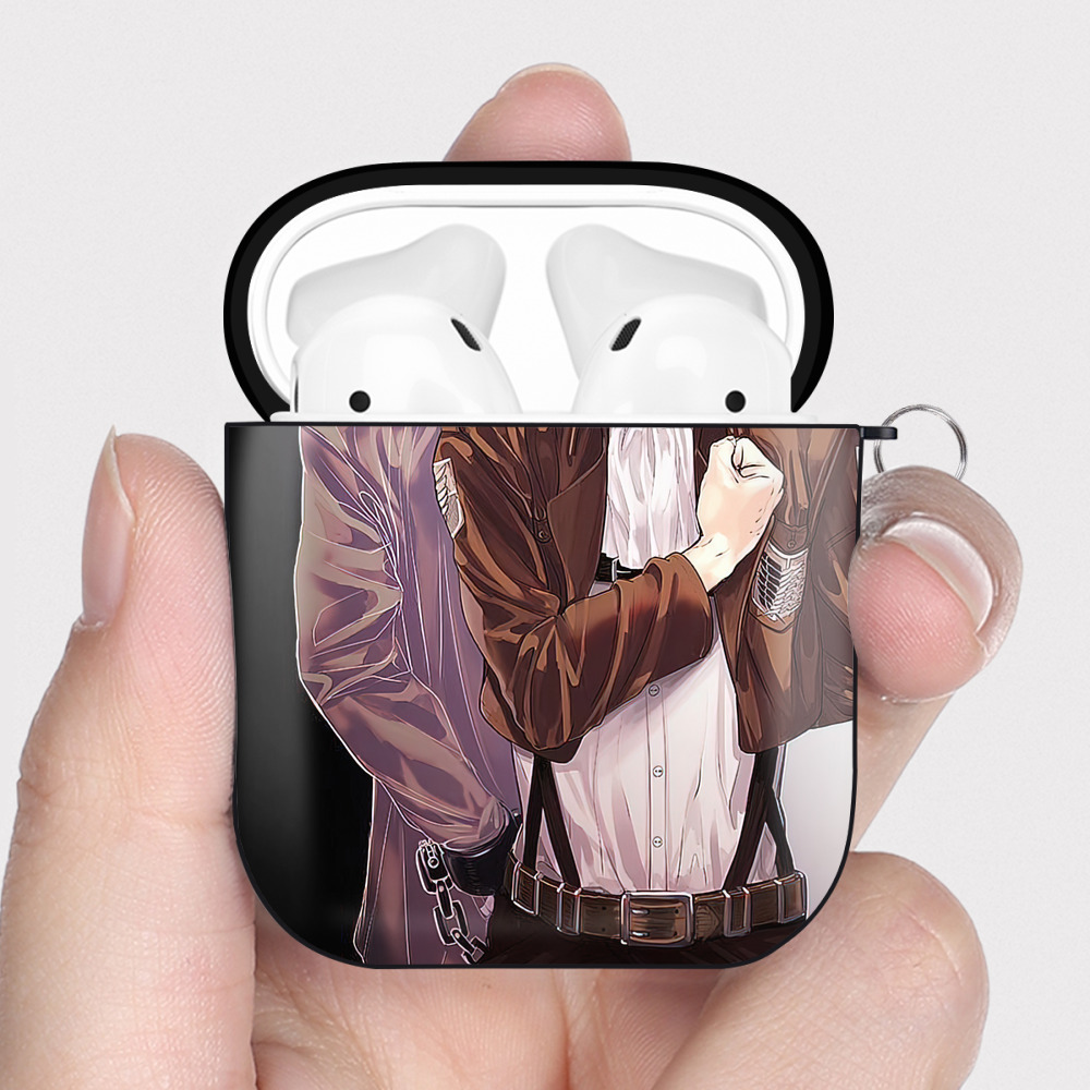（画像用） 進撃の巨人 Attack on Titan AirPods 第2世代保護ケース ハードシェル ブラック 耐衝撃・防指紋・カラビナ付き