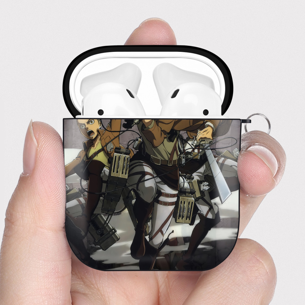 （画像用） 進撃の巨人 Attack on Titan AirPods 第2世代保護ケース ハードシェル ブラック 耐衝撃・防指紋・カラビナ付き