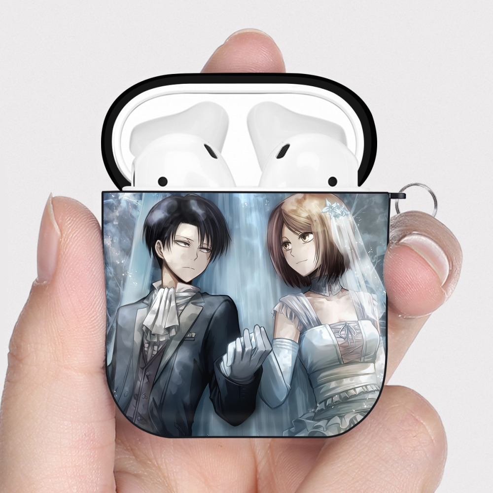 （画像用） 進撃の巨人 Attack on Titan AirPods 第2世代保護ケース ハードシェル ブラック 耐衝撃・防指紋・カラビナ付き