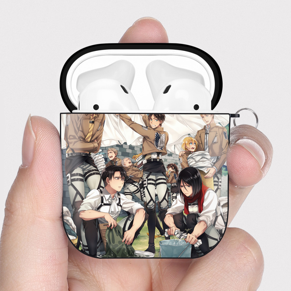 （画像用） 進撃の巨人 Attack on Titan AirPods 第2世代保護ケース ハードシェル ブラック 耐衝撃・防指紋・カラビナ付き