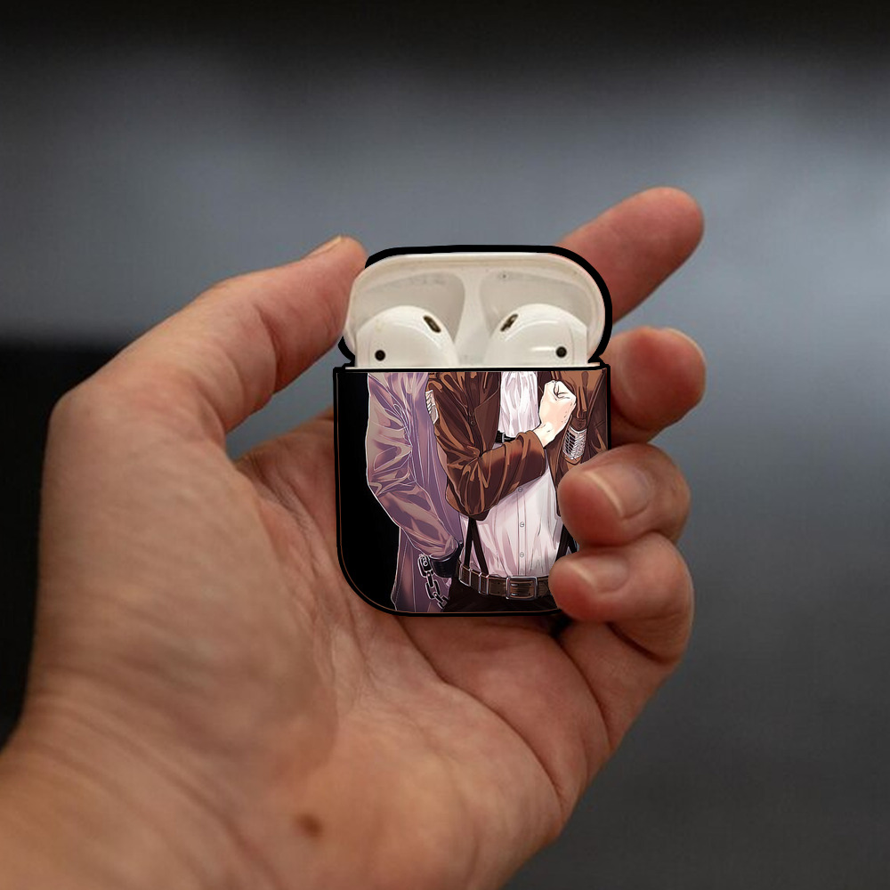 進撃の巨人 Attack on Titan AirPods 第2世代保護ケース ハードシェル ブラック 耐衝撃・防指紋・カラビナ付き