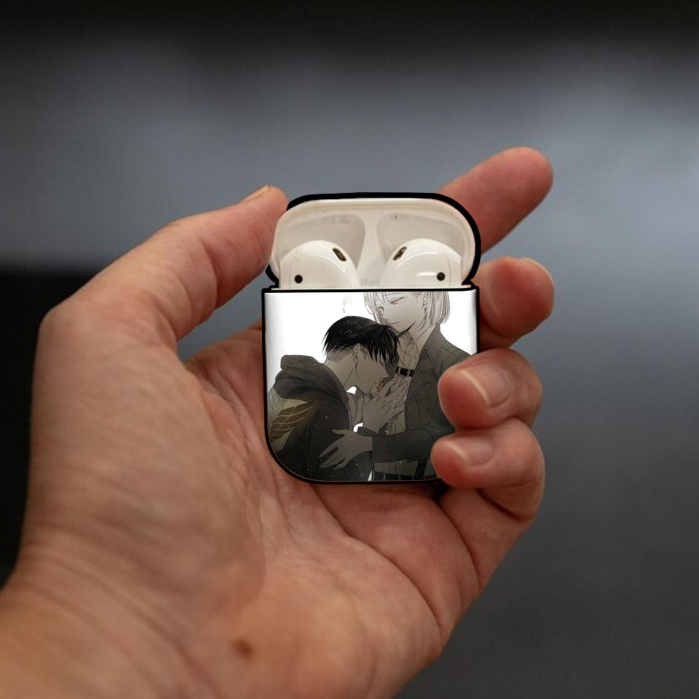進撃の巨人 Attack on Titan AirPods 第2世代保護ケース ハードシェル ブラック 耐衝撃・防指紋・カラビナ付き