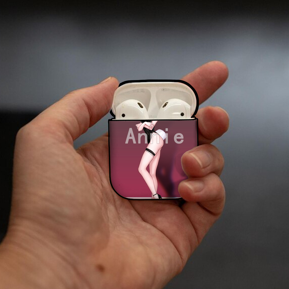 進撃の巨人 Attack on Titan AirPods 第2世代保護ケース ハードシェル ブラック 耐衝撃・防指紋・カラビナ付き