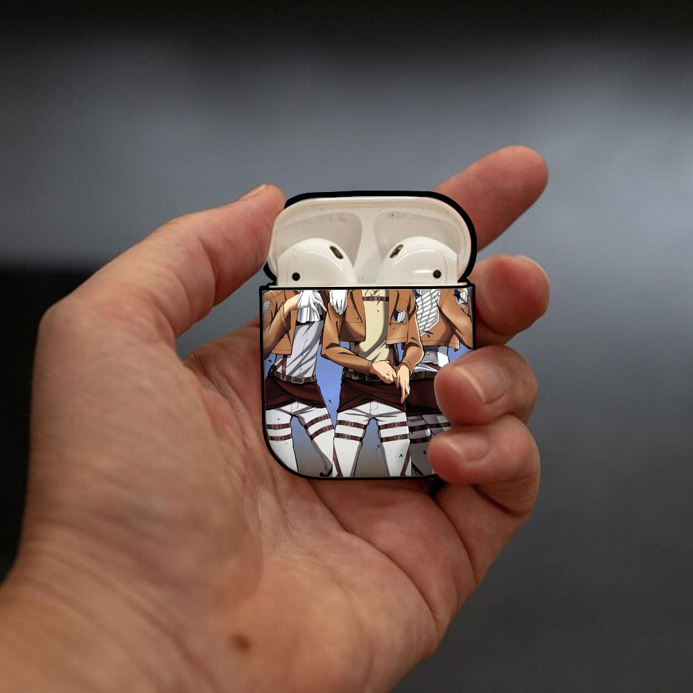 進撃の巨人 Attack on Titan AirPods 第2世代保護ケース ハードシェル ブラック 耐衝撃・防指紋・カラビナ付き