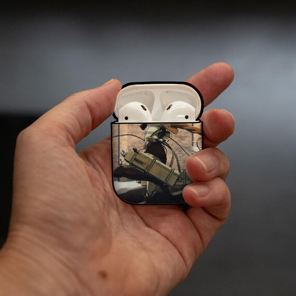 進撃の巨人 Attack on Titan AirPods 第2世代保護ケース ハードシェル ブラック 耐衝撃・防指紋・カラビナ付き