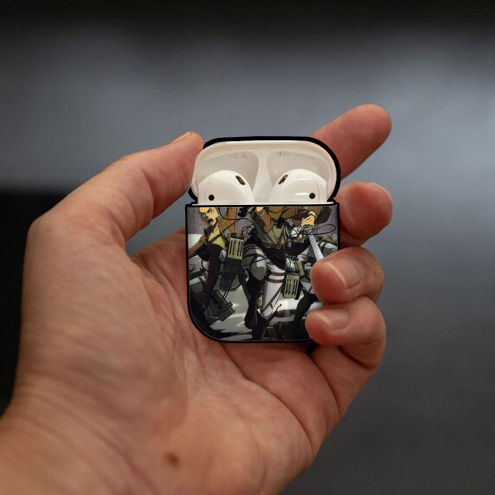 進撃の巨人 Attack on Titan AirPods 第2世代保護ケース ハードシェル ブラック 耐衝撃・防指紋・カラビナ付き