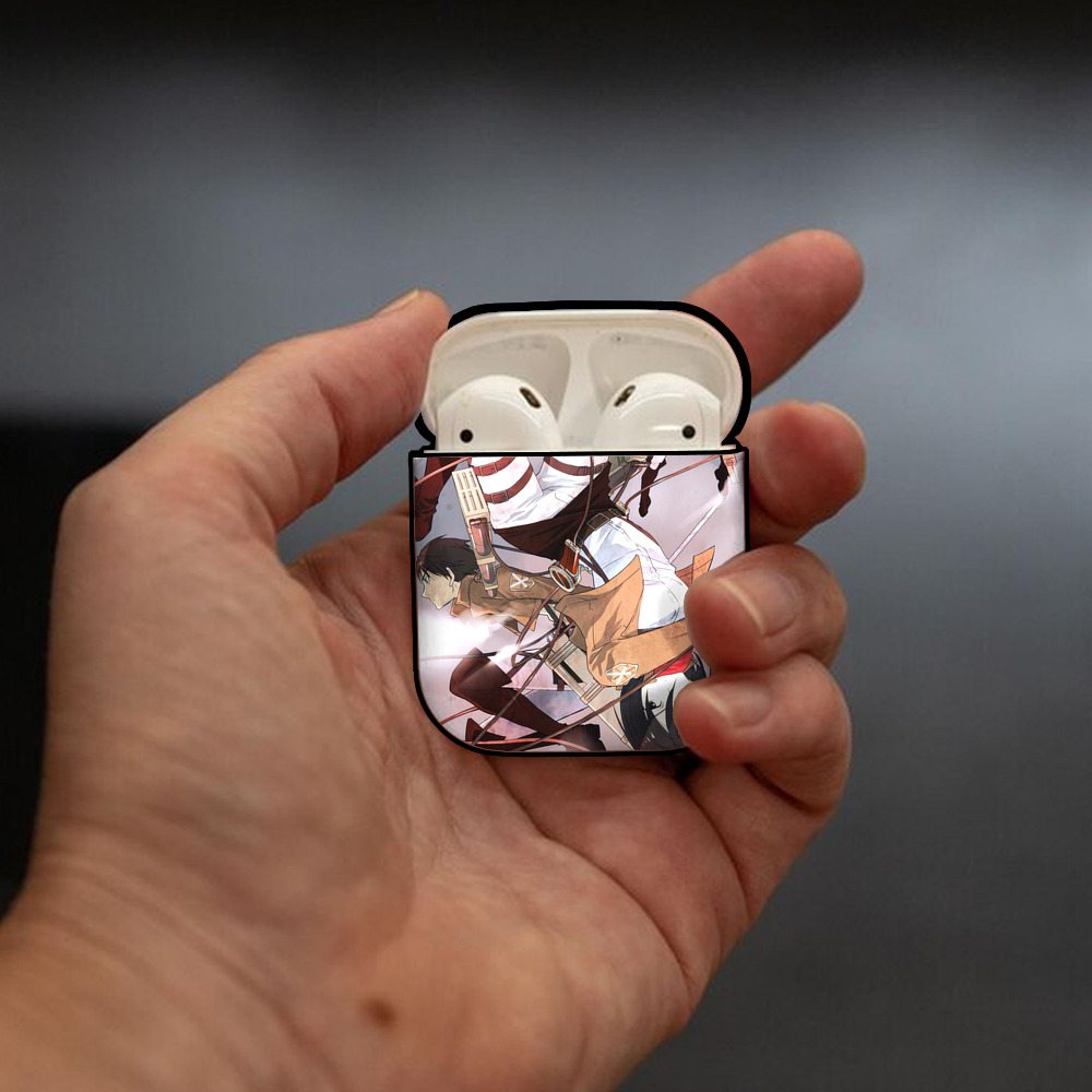 進撃の巨人 Attack on Titan AirPods 第2世代保護ケース ハードシェル ブラック 耐衝撃・防指紋・カラビナ付き