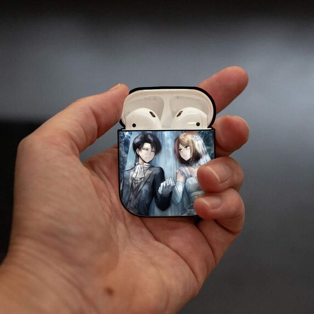 進撃の巨人 Attack on Titan AirPods 第2世代保護ケース ハードシェル ブラック 耐衝撃・防指紋・カラビナ付き