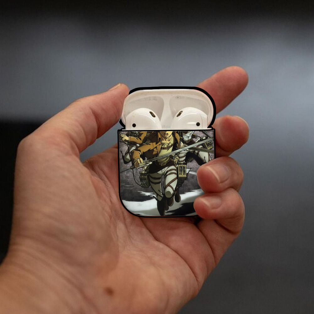 進撃の巨人 Attack on Titan AirPods 第2世代保護ケース ハードシェル ブラック 耐衝撃・防指紋・カラビナ付き