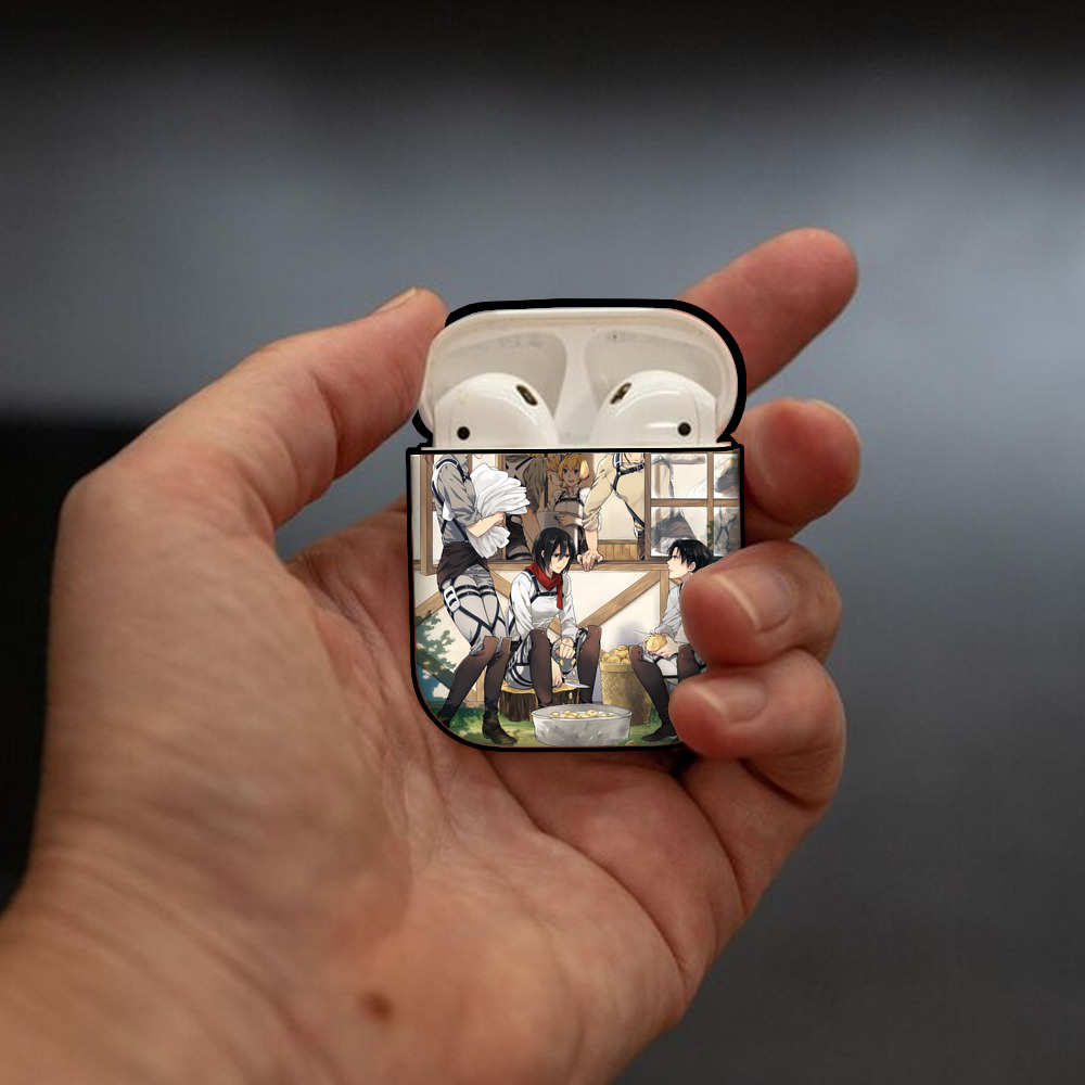 進撃の巨人 Attack on Titan AirPods 第2世代保護ケース ハードシェル ブラック 耐衝撃・防指紋・カラビナ付き