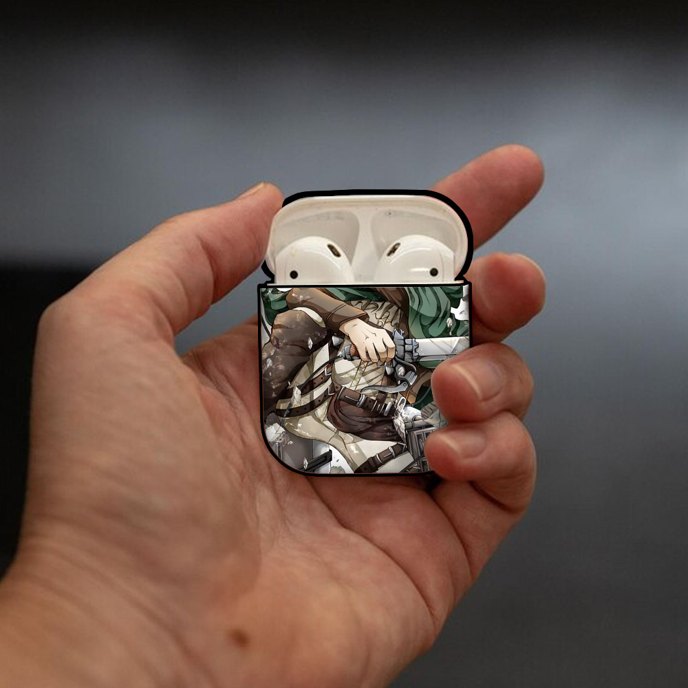 進撃の巨人 Attack on Titan AirPods 第2世代保護ケース ハードシェル ブラック 耐衝撃・防指紋・カラビナ付き