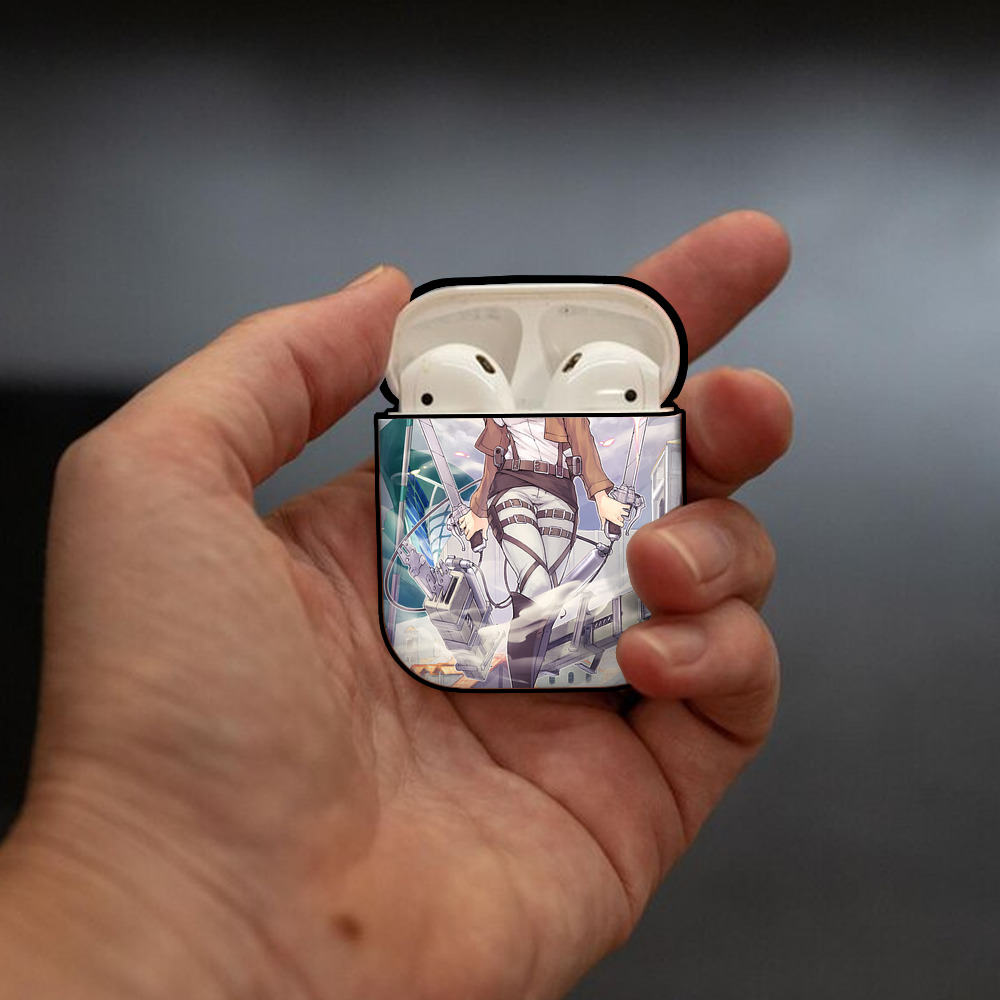 進撃の巨人 Attack on Titan AirPods 第2世代保護ケース ハードシェル ブラック 耐衝撃・防指紋・カラビナ付き