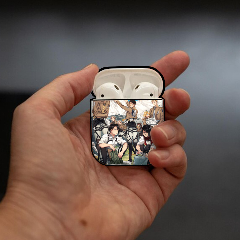 進撃の巨人 Attack on Titan AirPods 第2世代保護ケース ハードシェル ブラック 耐衝撃・防指紋・カラビナ付き