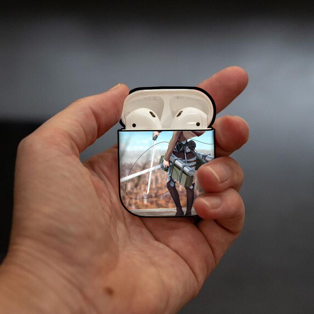 進撃の巨人 Attack on Titan AirPods 第2世代保護ケース ハードシェル ブラック 耐衝撃・防指紋・カラビナ付き