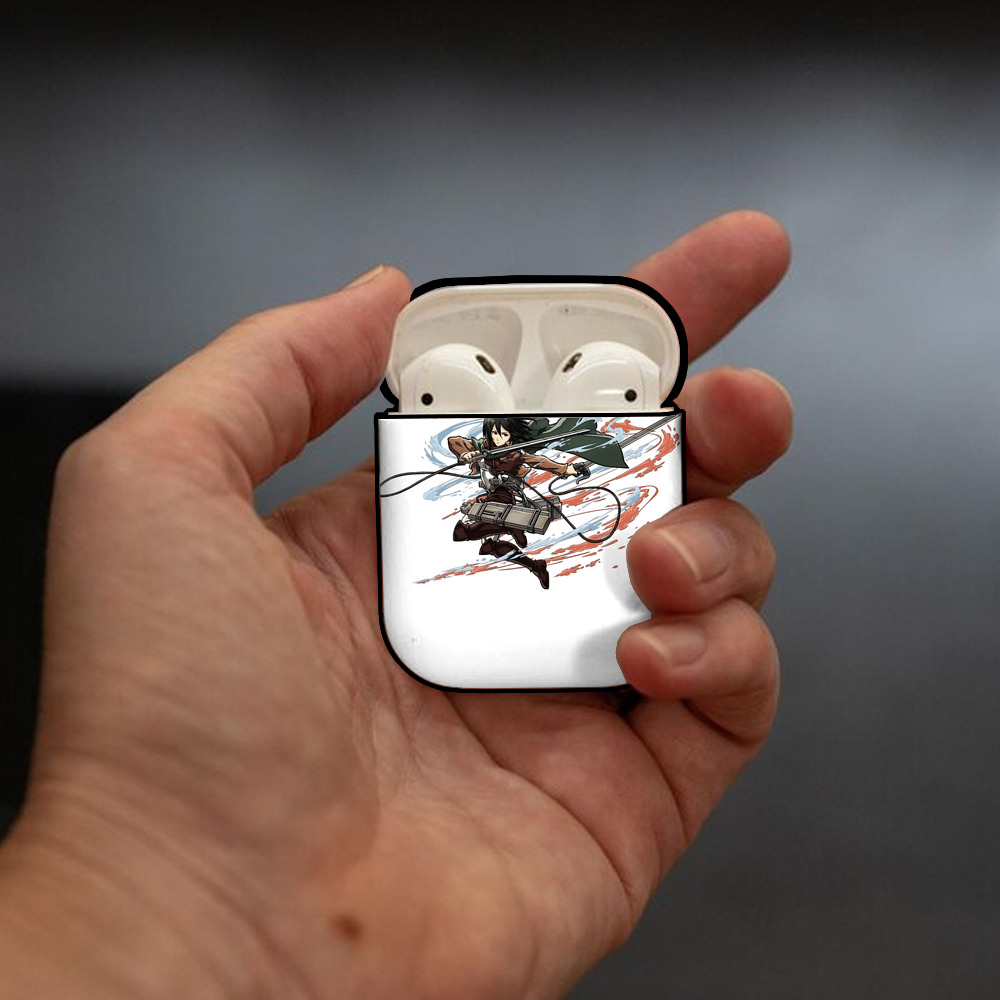 進撃の巨人 ミカサ·アッカーマン Attack on Titan Mikasa Ackerman AirPods 第2世代保護ケース ハードシェル ブラック 耐衝撃・防指紋・カラビナ付き