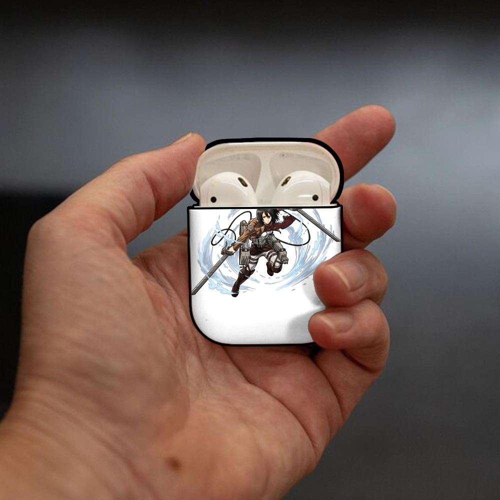 進撃の巨人 ミカサ·アッカーマン Attack on Titan Mikasa Ackerman AirPods 第2世代保護ケース ハードシェル ブラック 耐衝撃・防指紋・カラビナ付き