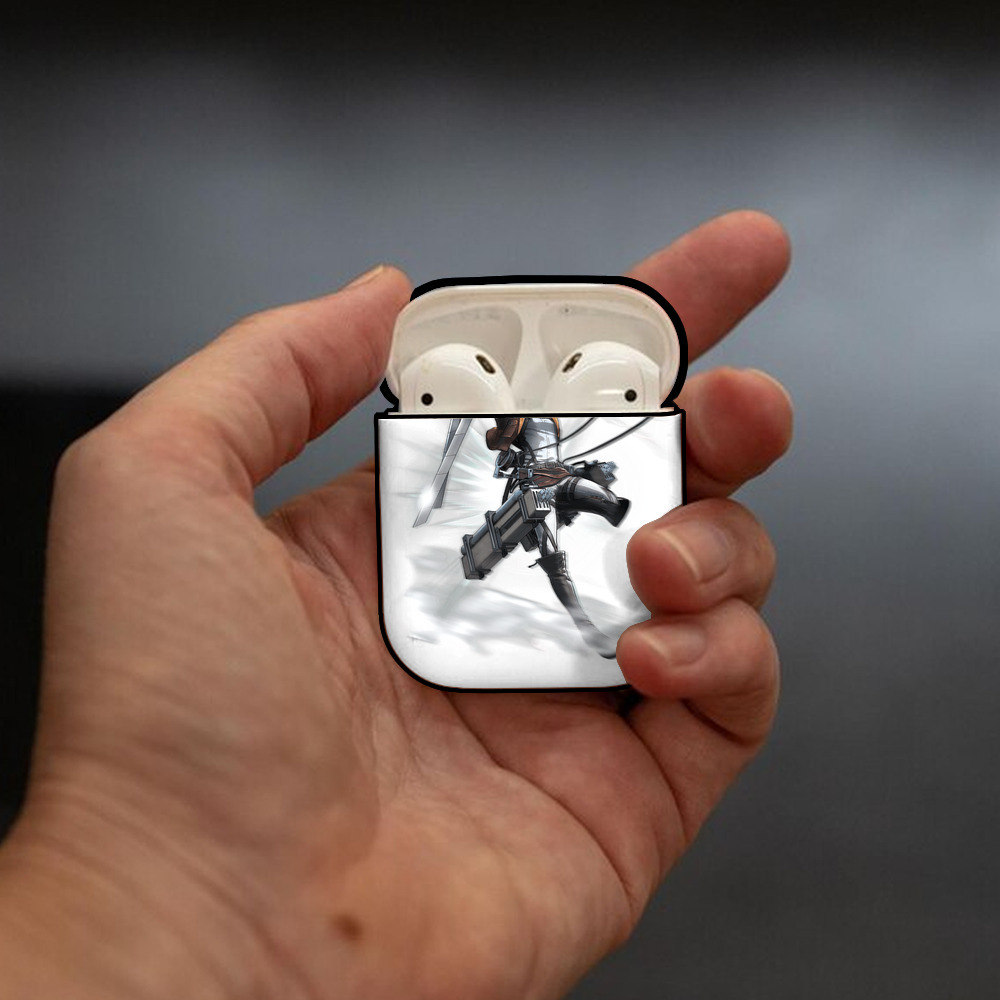 進撃の巨人 ミカサ·アッカーマン Attack on Titan Mikasa Ackerman AirPods 第2世代保護ケース ハードシェル ブラック 耐衝撃・防指紋・カラビナ付き