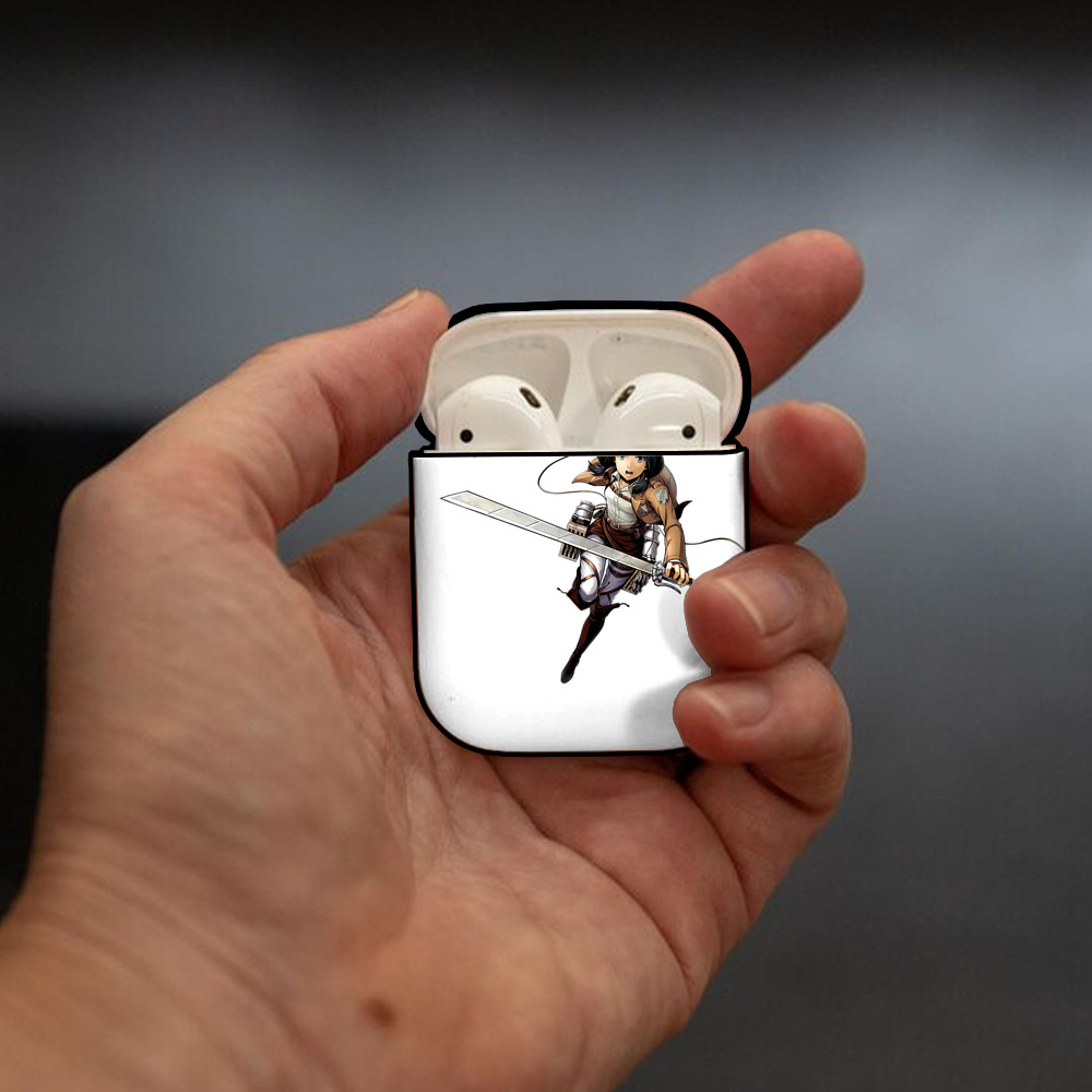 進撃の巨人 ミカサ·アッカーマン Attack on Titan Mikasa Ackerman AirPods 第2世代保護ケース ハードシェル ブラック 耐衝撃・防指紋・カラビナ付き