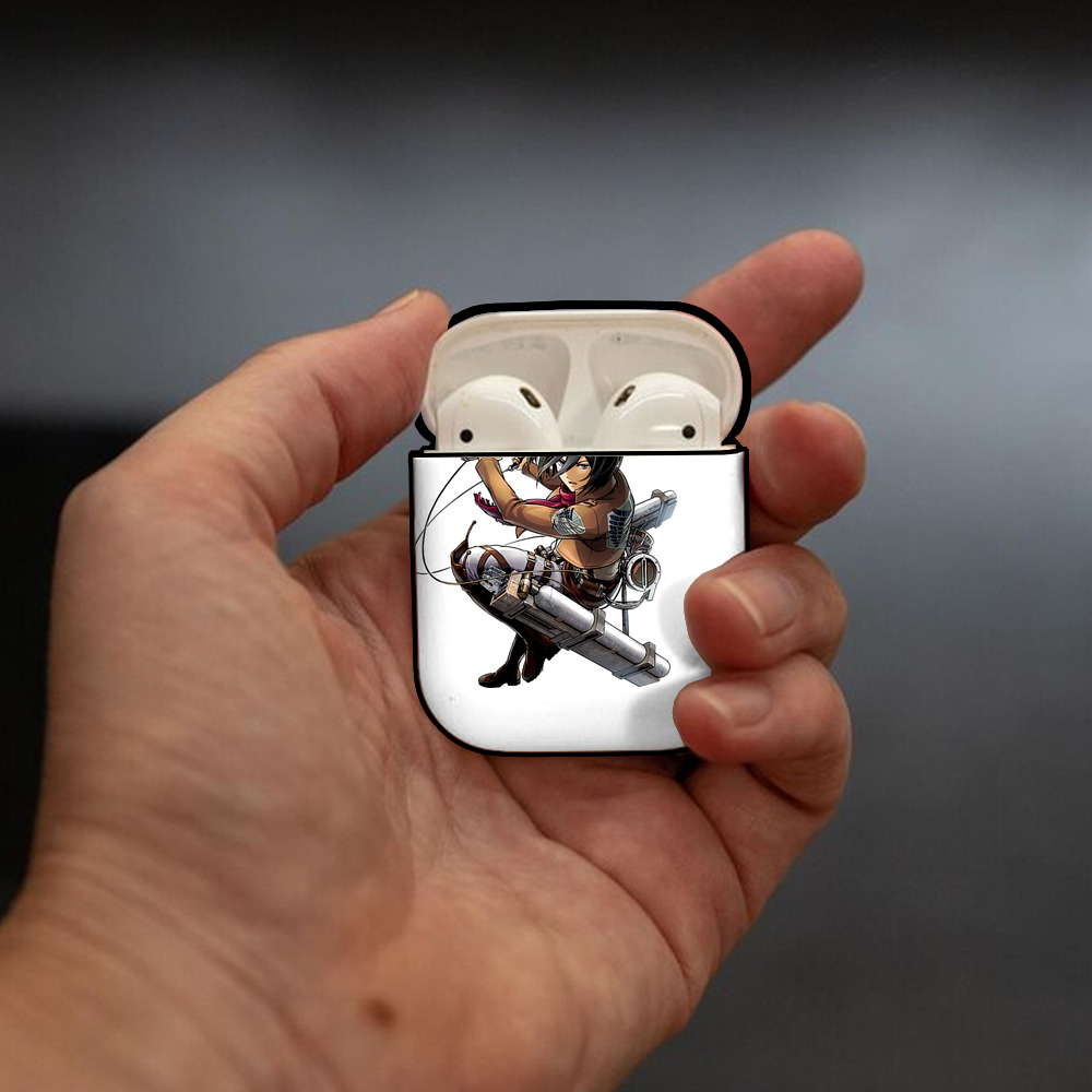 進撃の巨人 ミカサ·アッカーマン Attack on Titan Mikasa Ackerman AirPods 第2世代保護ケース ハードシェル ブラック 耐衝撃・防指紋・カラビナ付き