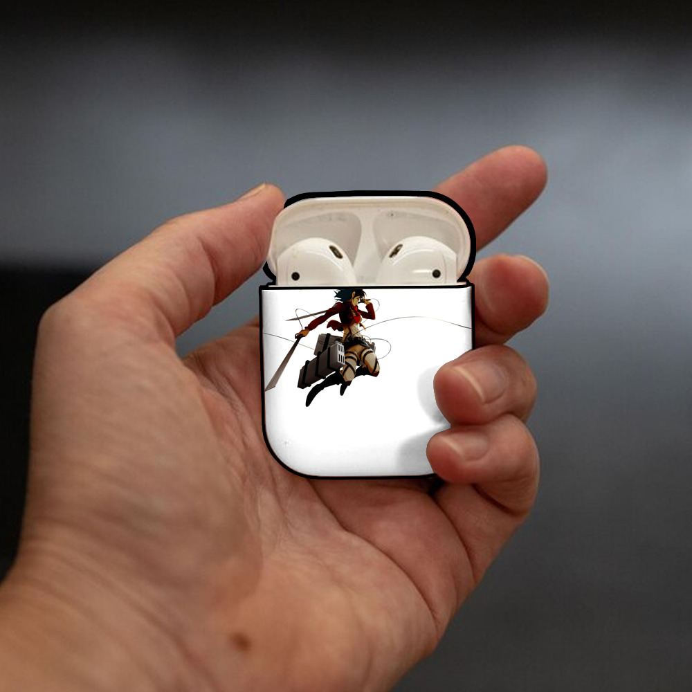 進撃の巨人 ミカサ·アッカーマン Attack on Titan Mikasa Ackerman AirPods 第2世代保護ケース ハードシェル ブラック 耐衝撃・防指紋・カラビナ付き