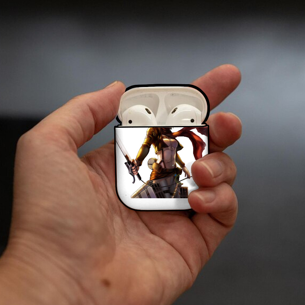 進撃の巨人 ミカサ·アッカーマン Attack on Titan Mikasa Ackerman AirPods 第2世代保護ケース ハードシェル ブラック 耐衝撃・防指紋・カラビナ付き