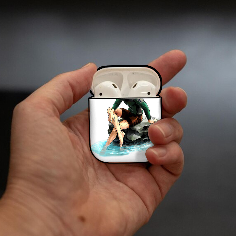 進撃の巨人 リヴァイ·アッカーマン Attack on Titan Levi Ackerman AirPods 第2世代保護ケース ハードシェル ブラック 耐衝撃・防指紋・カラビナ付き