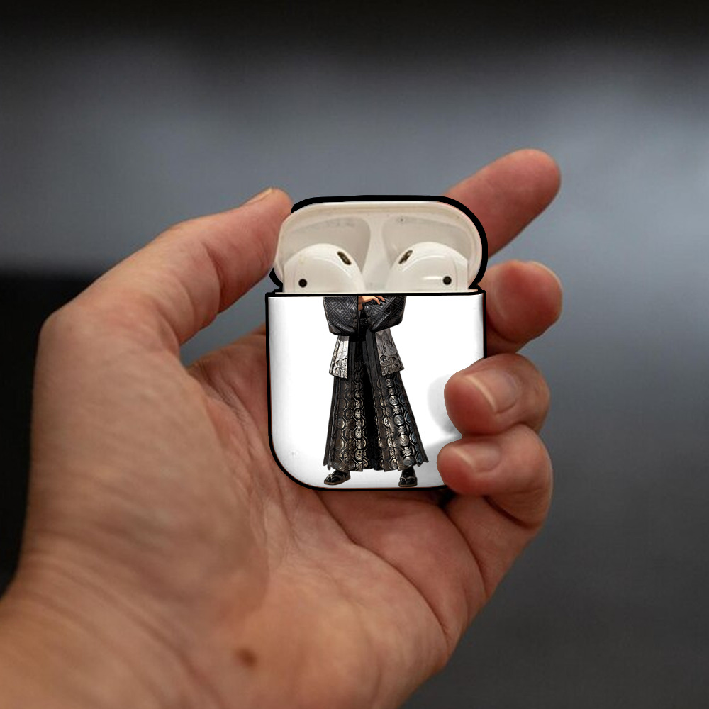 進撃の巨人 リヴァイ·アッカーマン Attack on Titan Levi Ackerman AirPods 第2世代保護ケース ハードシェル ブラック 耐衝撃・防指紋・カラビナ付き