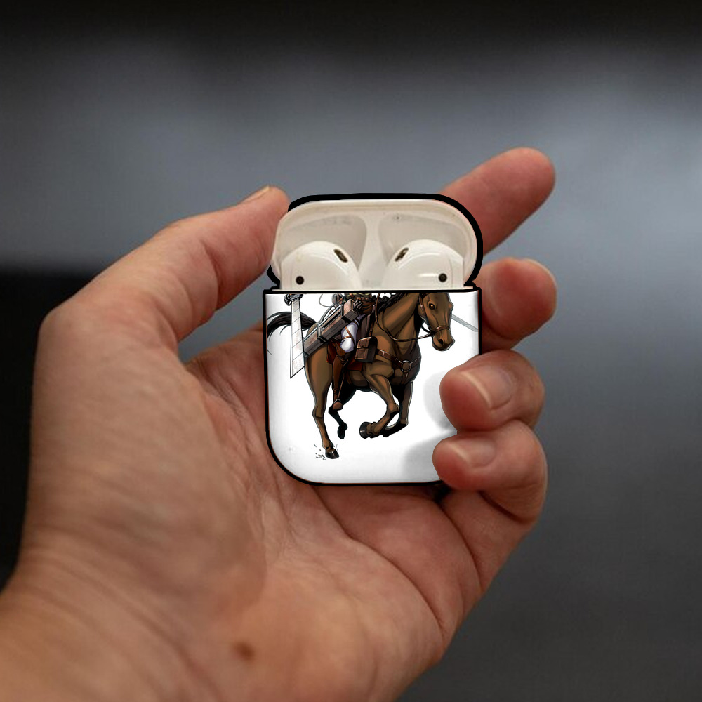 進撃の巨人 Attack on Titan AirPods 第2世代保護ケース ハードシェル ブラック 耐衝撃・防指紋・カラビナ付き
